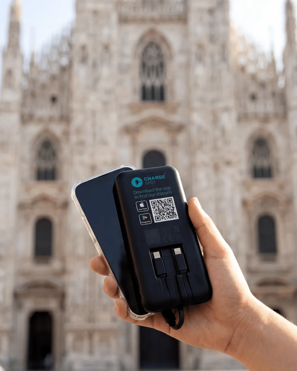 Powerbank ChargeSpot davanti al Duomo di Milano