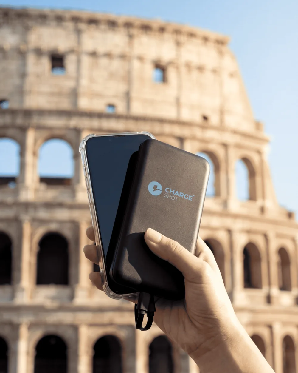 Powerbank ChargeSpot davanti al Colosseo